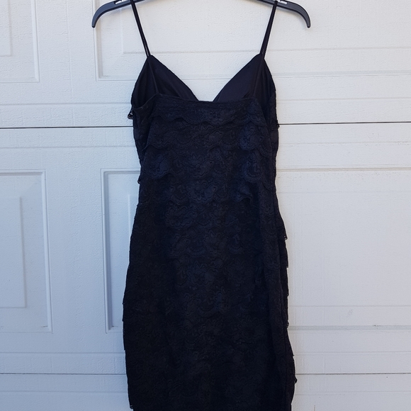 B. Smart Black Bodycon Lace Dress - Picture 2 of 4